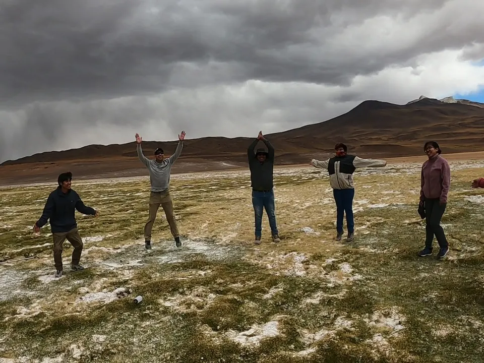 Actividad grupal de conexión con la naturaleza en un ecosistema altoandino