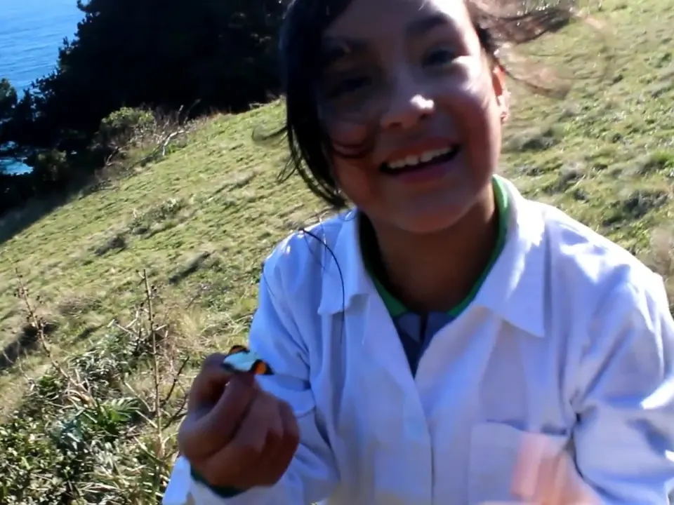 Estudiante muestra un insecto encontrado durante una actividad al aire libre