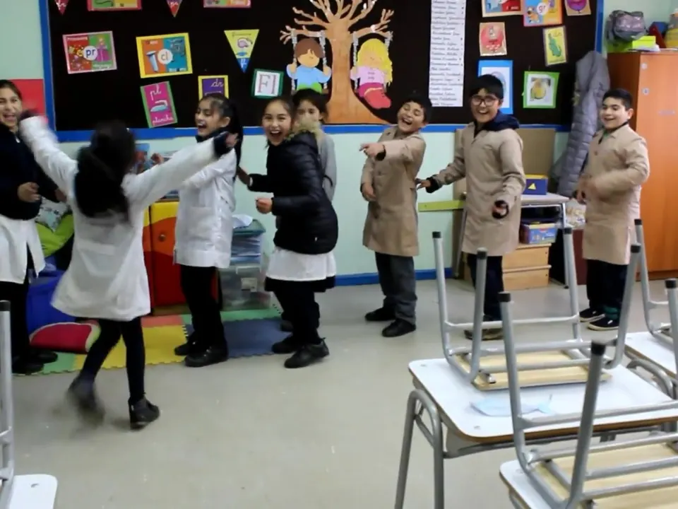 Dinámica lúdica con estudiantes en una sala de clases