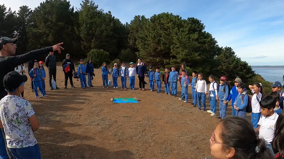 Taller ambiental con estudiantes en terreno