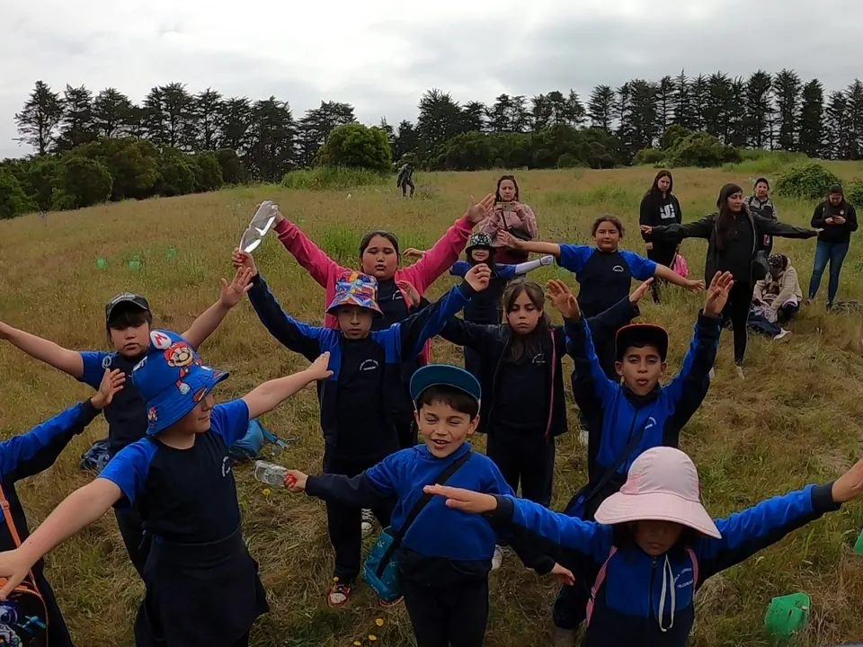 Dinámica grupal de educación ambiental durante una salida a terreno