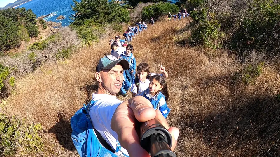 Recorrido grupal por un sendero costero