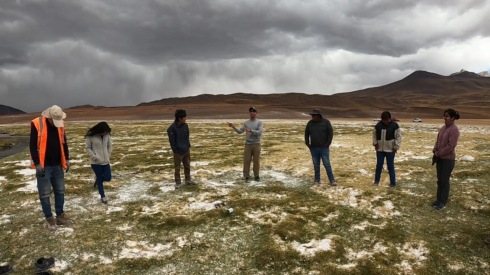 Equipo profesional trabajando en terreno en el altiplano