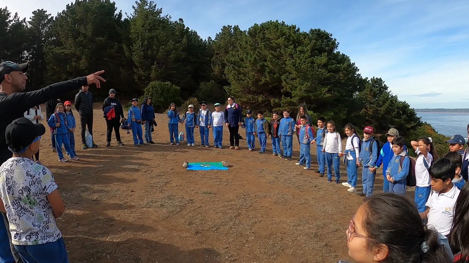 Actividad de educación ambiental con estudiantes en terreno